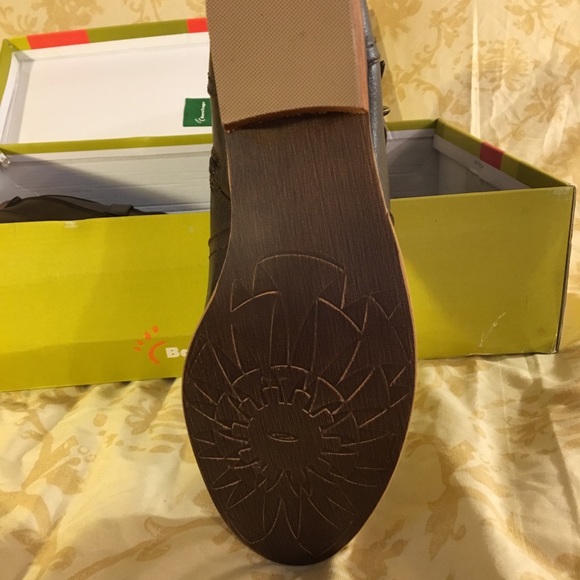 BareTraps Tommy Tall Shaft Boot New in Box - Picture 3 of 4